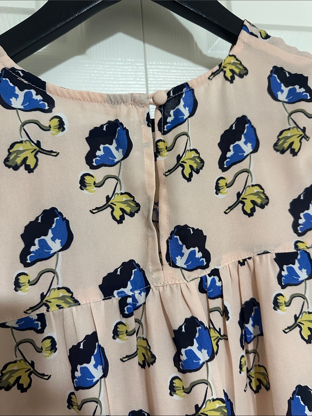 Sleeveless Pink Floral Blouse with Blue Flowers and Details - Picture 4 of 4